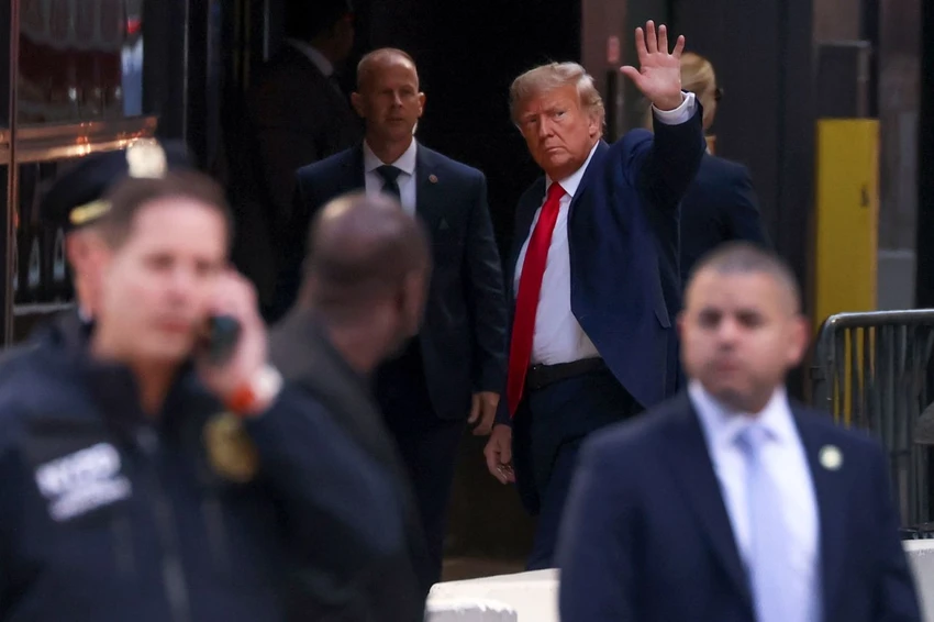 Cựu Tổng thống Donald Trump vẫy tay chào những người ủng hộ khi ông đến Tháp Trump (TP New York) ngày 3-4. Ảnh: CNN Cựu Tổng thống Donald Trump vẫy tay chào những người ủng hộ khi ông đến Tháp Trump (TP New York) ngày 3-4. Ảnh: CNN