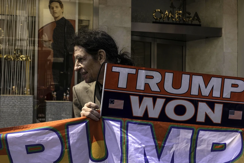 Một người ủng hộ cựu Tổng thống Donald Trump mang theo biểu ngữ bên ngoài Tháp Trump (TP New York) ngày 3-4. Ảnh: GETTY IMAGES Một người ủng hộ cựu Tổng thống Donald Trump mang theo biểu ngữ bên ngoài Tháp Trump (TP New York) ngày 3-4. Ảnh: GETTY IMAGES