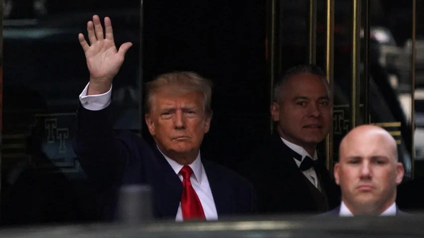 Ông Trump lên đường đến Tòa án Hình sự quận Manhattan. Ảnh: REUTERS Ông Trump lên đường đến Tòa án Hình sự quận Manhattan. Ảnh: REUTERS