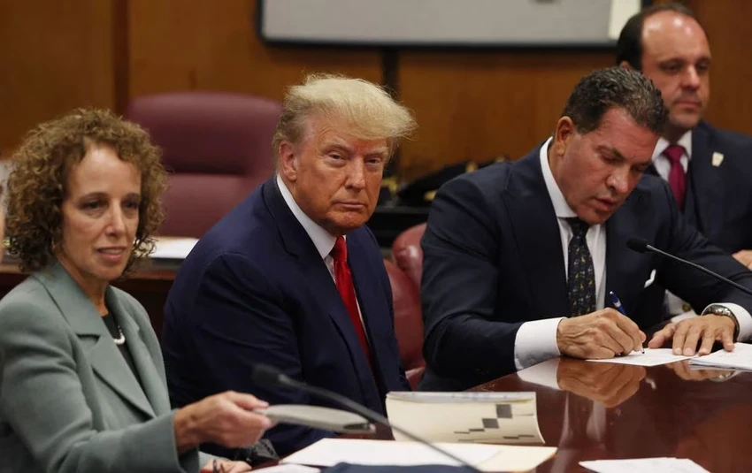Cựu Tổng thống Mỹ Donald Trump (giữa) cùng nhóm pháp lý của ông tại tòa Hình sự quận Manhattan (New York) ngày 4-4. Ảnh: REUTERS Cựu Tổng thống Mỹ Donald Trump (giữa) cùng nhóm pháp lý của ông tại tòa Hình sự quận Manhattan (New York) ngày 4-4. Ảnh: REUTERS