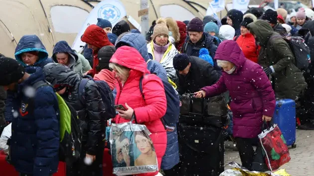 Người tị nạn Ukraine đến Ba Lan vào tháng 3-2022. Ảnh: REUTERS Người tị nạn Ukraine đến Ba Lan vào tháng 3-2022. Ảnh: REUTERS