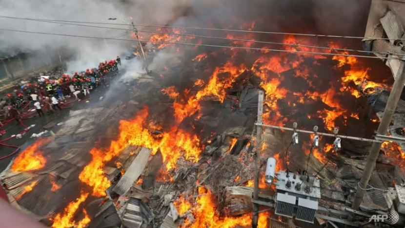 Lửa lớn đã thiêu rụi khu chợ quần áo Bongo Bazar và 3 khu thương mại liền kề. Ảnh: AFP Lửa lớn đã thiêu rụi khu chợ quần áo Bongo Bazar và 3 khu thương mại liền kề. Ảnh: AFP