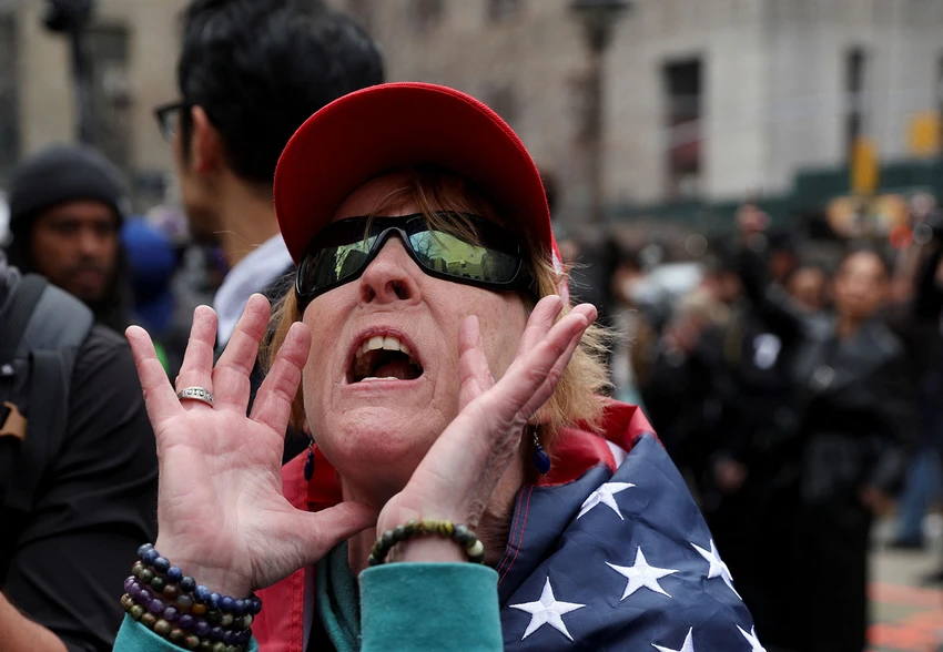 Người ủng hộ ông Trump bên ngoài Tòa án Hình sự quận Manhattan. Ảnh: REUTERS Người ủng hộ ông Trump bên ngoài Tòa án Hình sự quận Manhattan. Ảnh: REUTERS