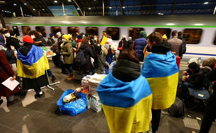 Các tình nguyện viên đón người tị nạn Ukraine tại một ga tàu ở Berlin, Đức. Ảnh: REUTERS Các tình nguyện viên đón người tị nạn Ukraine tại một ga tàu ở Berlin, Đức. Ảnh: REUTERS
