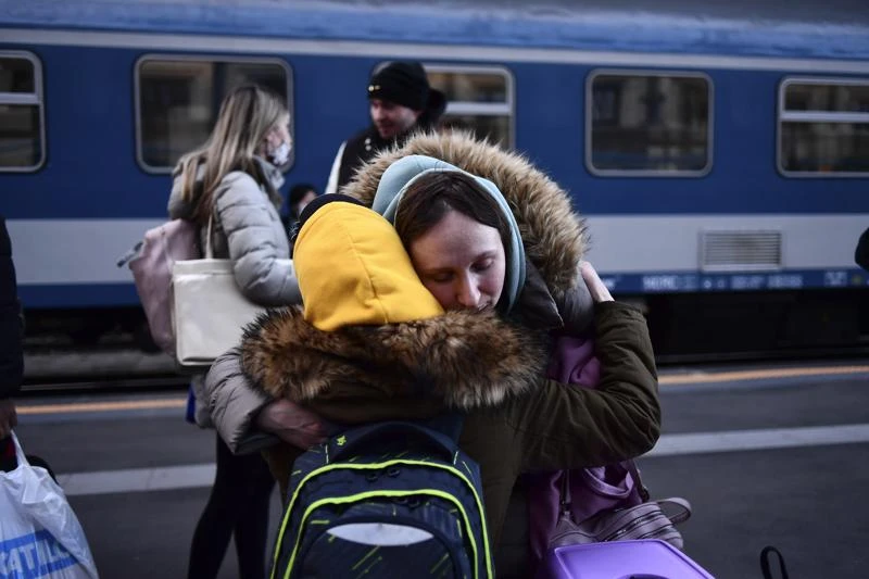 Người tị nạn Ukraine sau khi đến nhà ga Nyugati ở Budapest, Hungary vào tháng 2-2022. Ảnh: AP Người tị nạn Ukraine sau khi đến nhà ga Nyugati ở Budapest, Hungary vào tháng 2-2022. Ảnh: AP