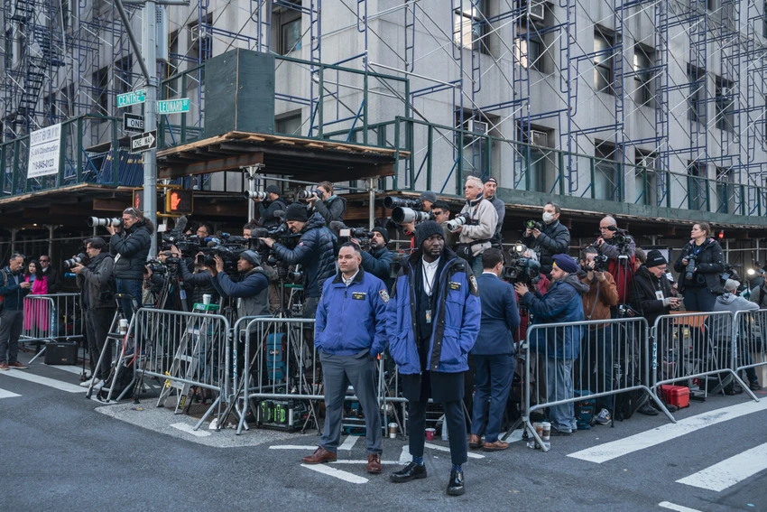 Đám đông phóng viên và nhân viên các cơ quan truyền thông bên ngoài Tòa án Hình sự quận Manhattan sáng 4-4. Ảnh: CNN Đám đông phóng viên và nhân viên các cơ quan truyền thông bên ngoài Tòa án Hình sự quận Manhattan sáng 4-4. Ảnh: CNN