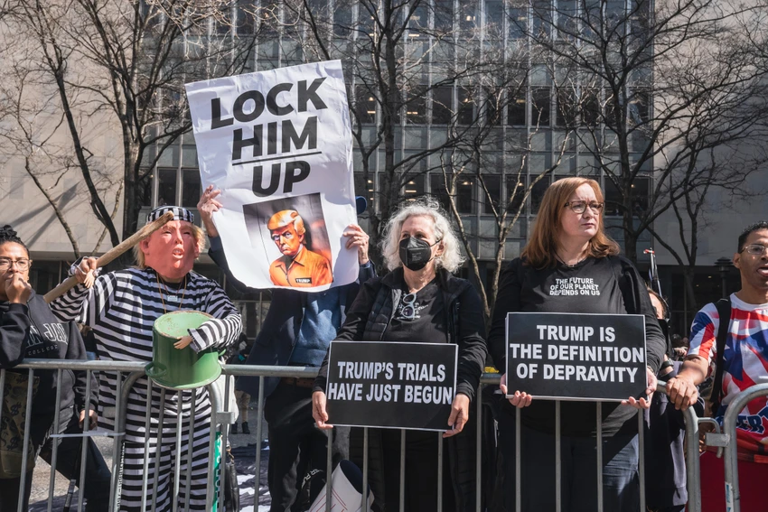 Những người ủng hộ việc ông Trump bị truy tố bên ngoài Tòa án Hình sự quận Manhattan. Nguồn: CNN Những người ủng hộ việc ông Trump bị truy tố bên ngoài Tòa án Hình sự quận Manhattan. Nguồn: CNN