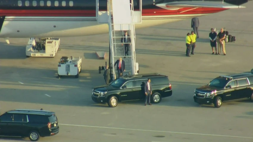 Sau phiên tòa, ông Trump đã lên máy bay đến Florida. Trong ảnh, ông Trump bước xuống máy bay sau khi chuyến bay đến Florida hạ cánh. Ảnh: WPTV Sau phiên tòa, ông Trump đã lên máy bay đến Florida. Trong ảnh, ông Trump bước xuống máy bay sau khi chuyến bay đến Florida hạ cánh. Ảnh: WPTV