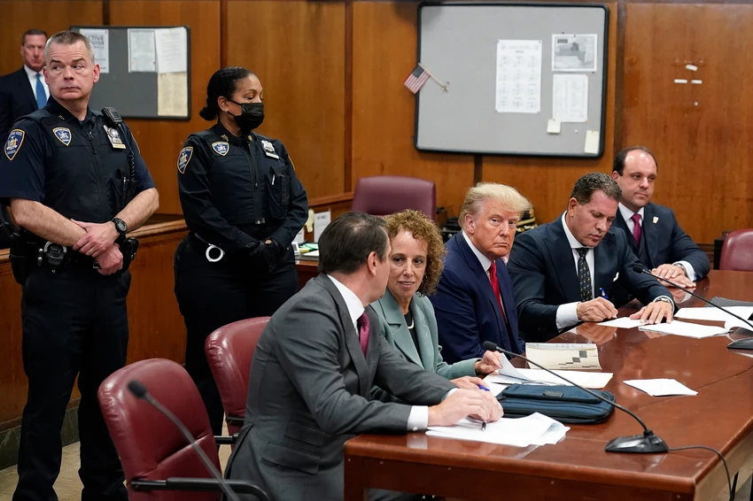 Ông Trump ngồi cùng bàn với các luật sư bào chữa trong Tòa án Hình sự quận Manhattan. Ảnh: AP Ông Trump ngồi cùng bàn với các luật sư bào chữa trong Tòa án Hình sự quận Manhattan. Ảnh: AP