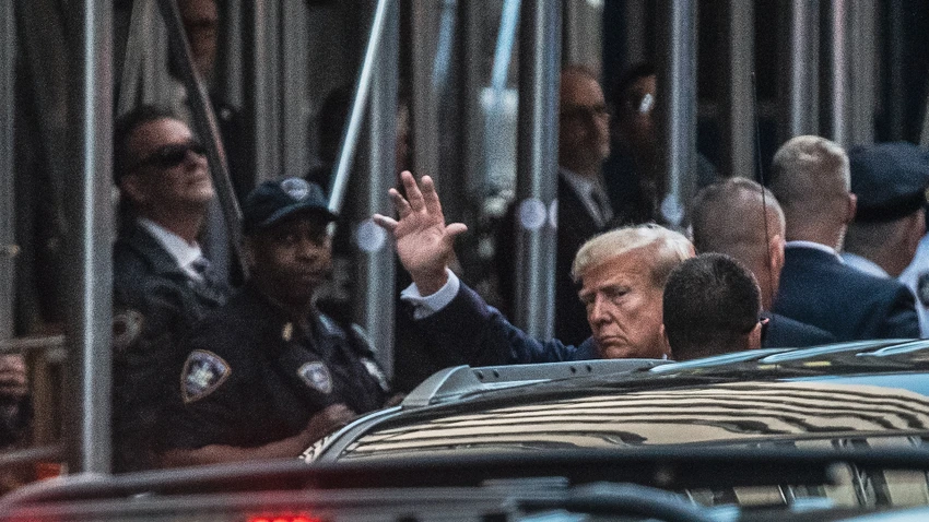 Ông Trump giơ tay chào khi bước xuống xe, trước khi bước vào Tòa án Hình sự quận Manhattan. Ảnh: CNN Ông Trump giơ tay chào khi bước xuống xe, trước khi bước vào Tòa án Hình sự quận Manhattan. Ảnh: CNN