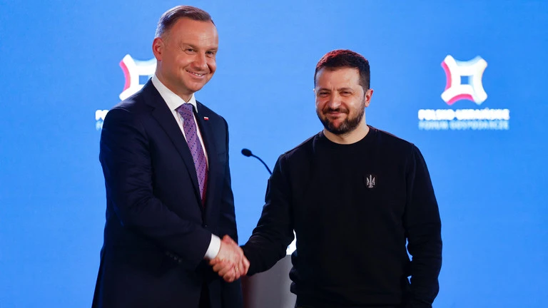 Tổng thống Ukraine Volodymyr Zelensky (trái) và Tổng thống Ba Lan Andrzej Duda tại thủ đô Warsaw (Ba Lan)ngày 5-4. Ảnh: AFP Tổng thống Ukraine Volodymyr Zelensky (trái) và Tổng thống Ba Lan Andrzej Duda tại thủ đô Warsaw (Ba Lan)ngày 5-4. Ảnh: AFP