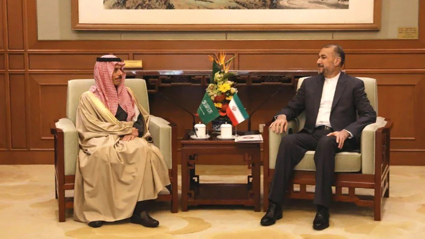 Ngoại trưởng Iran - ông Hossein Amir-Abdollahian (phải) và Ngoại trưởng Saudi Arabia - Hoàng thân Faisal bin Farhan Al Saud gặp nhau tại thủ đô Bắc Kinh (TQ) ngày 6-4. Ảnh: BỘ NGOẠI GIAO IRAN Ngoại trưởng Iran - ông Hossein Amir-Abdollahian (phải) và Ngoại trưởng Saudi Arabia - Hoàng thân Faisal bin Farhan Al Saud gặp nhau tại thủ đô Bắc Kinh (TQ) ngày 6-4. Ảnh: BỘ NGOẠI GIAO IRAN