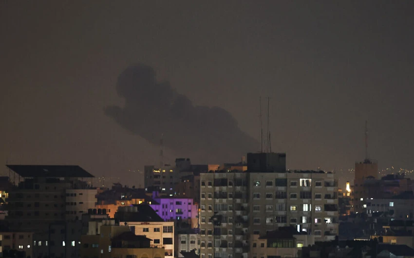 Khói bốc lên trên các tòa nhà ở Dải Gaza sau khi Israel tiến hành không kích nhằm vào lực lượng Hamas trong khu vực. Ảnh: AFP Khói bốc lên trên các tòa nhà ở Dải Gaza sau khi Israel tiến hành không kích nhằm vào lực lượng Hamas trong khu vực. Ảnh: AFP