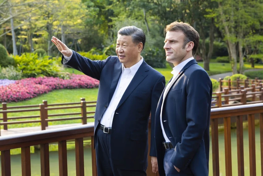 Chủ tịch TQ Tập Cận Bình (trái) và Tổng thống Pháp Emmanuel Macron đi dạo ở tỉnh Quảng Châu (TQ) vào ngày 7-4. Ảnh: TÂN HOA XÃ Chủ tịch TQ Tập Cận Bình (trái) và Tổng thống Pháp Emmanuel Macron đi dạo ở tỉnh Quảng Châu (TQ) vào ngày 7-4. Ảnh: TÂN HOA XÃ