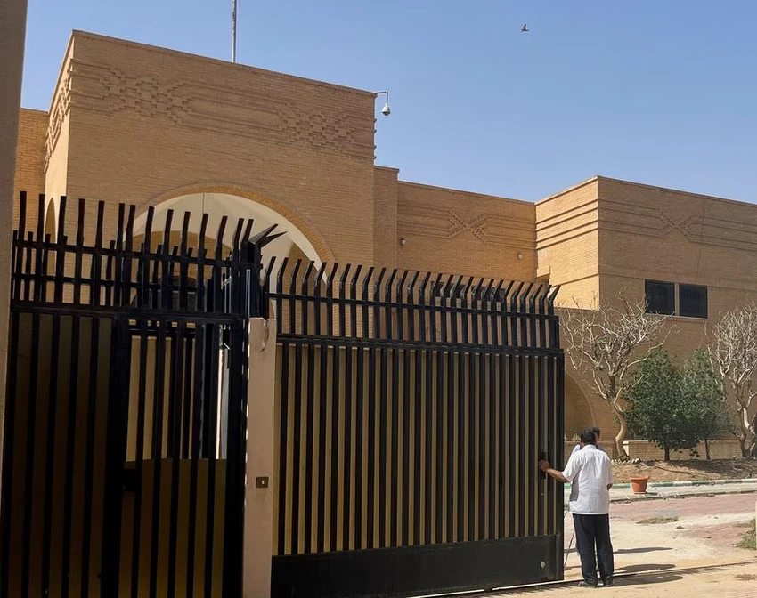 Cánh cổng của Đại sứ quán Iran tại thủ đô Riyadh (Saudi Arabia) đã được mở trở lại vào ngày 12-4. Ảnh: REUTERS Cánh cổng của Đại sứ quán Iran tại thủ đô Riyadh (Saudi Arabia) đã được mở trở lại vào ngày 12-4. Ảnh: REUTERS
