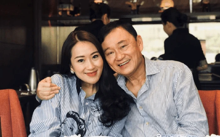 Bà Paetongtarn bên cạnh cựu Thủ tướng Thái Lan Thaksin Shinawatra. Ảnh: ASIA TIMES Bà Paetongtarn bên cạnh cựu Thủ tướng Thái Lan Thaksin Shinawatra. Ảnh: ASIA TIMES