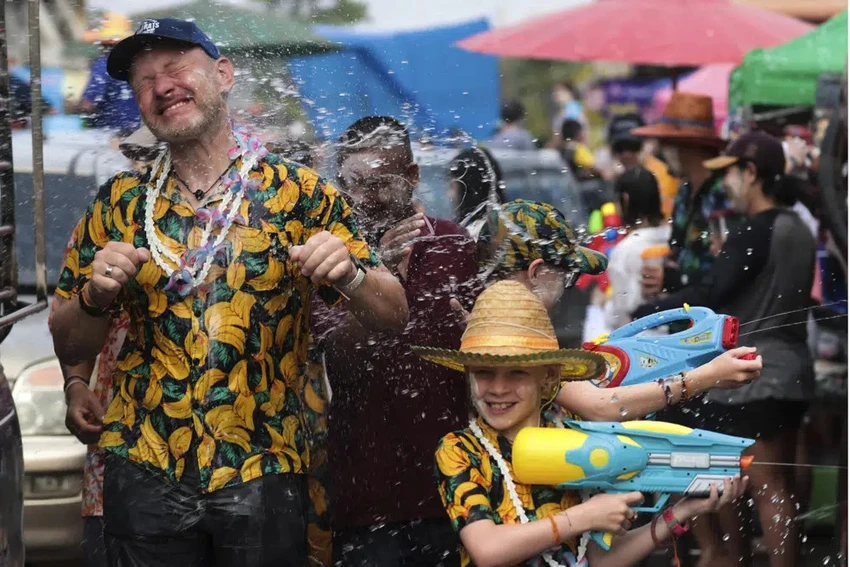 Du khách tham gia lễ hội Songkran ở tỉnh Prachinburi, phía đông Bangkok ngày 13-4. Ảnh: AP Du khách tham gia lễ hội Songkran ở tỉnh Prachinburi, phía đông Bangkok ngày 13-4. Ảnh: AP