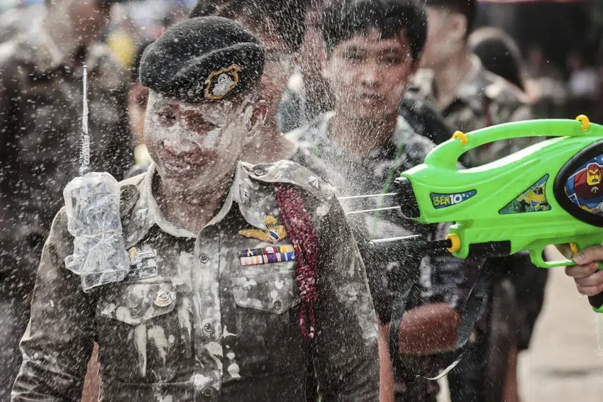 Người dân bắn nước vào một cảnh sát trong lễ hội Songkran ở tỉnh Prachinburi, phía đông Bangkok ngày 13-4. Ảnh: AP Người dân bắn nước vào một cảnh sát trong lễ hội Songkran ở tỉnh Prachinburi, phía đông Bangkok ngày 13-4. Ảnh: AP