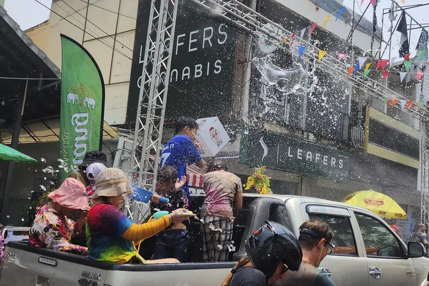 Người dân Thái Lan té nước để chào mừng lễ hội Songkran ở tỉnh Chiang Mai ngày 13-4. Ảnh: AP. Văn phòng Tổng cục Du lịch Thái Lan tại Chiang Mai ước tính sẽ có hơn 120.000 người đến tỉnh này trong mùa lễ năm nay và giúp mang lại hơn 1,1 tỉ baht nhờ các hoạt động du lịch. Người dân Thái Lan té nước để chào mừng lễ hội Songkran ở tỉnh Chiang Mai ngày 13-4. Ảnh: AP. Văn phòng Tổng cục Du lịch Thái Lan tại Chiang Mai ước tính sẽ có hơn 120.000 người đến tỉnh này trong mùa lễ năm nay và giúp mang lại hơn 1,1 tỉ baht nhờ các hoạt động du lịch.