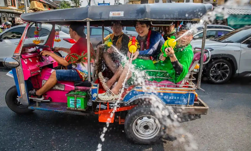 Mọi người được cảnh báo để điện thoại di động và máy ảnh ở nhà khi tham gia lễ hội: Ảnh: GETTY IMAGES Mọi người được cảnh báo để điện thoại di động và máy ảnh ở nhà khi tham gia lễ hội: Ảnh: GETTY IMAGES