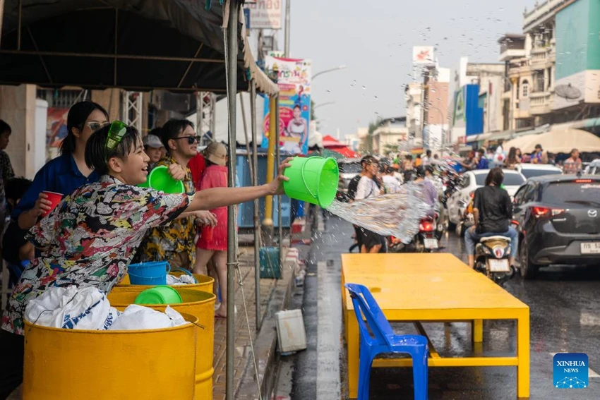 Người dân địa phương tổ chức lễ hội Songkran ở tỉnh Nong Khai, Thái Lan ngày 13-4. Ảnh: TÂN HOA XÃ Người dân địa phương tổ chức lễ hội Songkran ở tỉnh Nong Khai, Thái Lan ngày 13-4. Ảnh: TÂN HOA XÃ