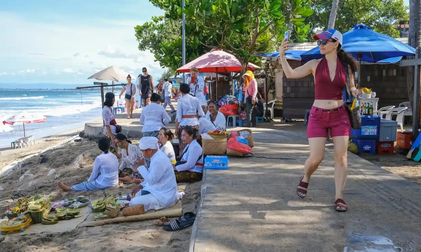 Một du khách nước ngoài tại bãi biển ở quận Kuta, tỉnh Bali (Indonesia). Ảnh: EPA Một du khách nước ngoài tại bãi biển ở quận Kuta, tỉnh Bali (Indonesia). Ảnh: EPA