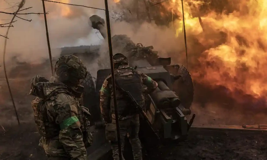 Lực lượng pháo binh Ukraine gần TP Bakhmut (tỉnh Donetsk, Ukraine). Ảnh: ANADOLU AGENCY Lực lượng pháo binh Ukraine gần TP Bakhmut (tỉnh Donetsk, Ukraine). Ảnh: ANADOLU AGENCY