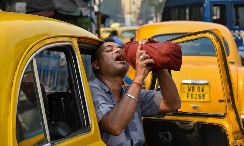 Một tài xế taxi nghỉ ngơi trong thời tiết nắng nóng ở TP Kolkata (bang West Bengal, Ấn Độ) Ảnh: THE GUARDIAN Một tài xế taxi nghỉ ngơi trong thời tiết nắng nóng ở TP Kolkata (bang West Bengal, Ấn Độ) Ảnh: THE GUARDIAN