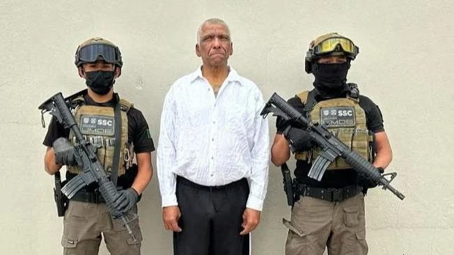 Cảnh sát Mexico bắt giữ ông Jose Wilfredo Ayala - thủ lĩnh băng nhóm MS-13. Ảnh: REUTERS Cảnh sát Mexico bắt giữ ông Jose Wilfredo Ayala - thủ lĩnh băng nhóm MS-13. Ảnh: REUTERS