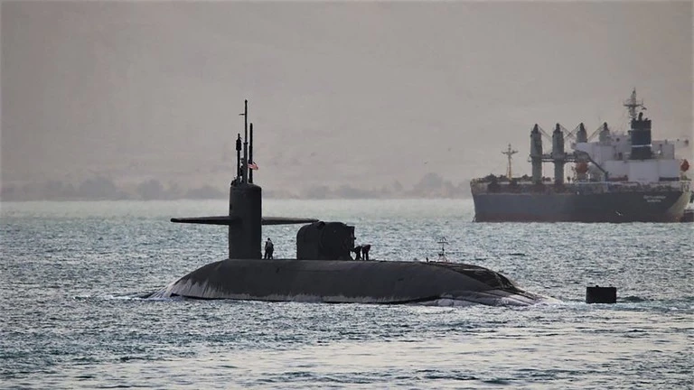 Tàu USS Florida đi qua Kênh đào Suez ngày 7-4. Ảnh: AFP Tàu USS Florida đi qua Kênh đào Suez ngày 7-4. Ảnh: AFP