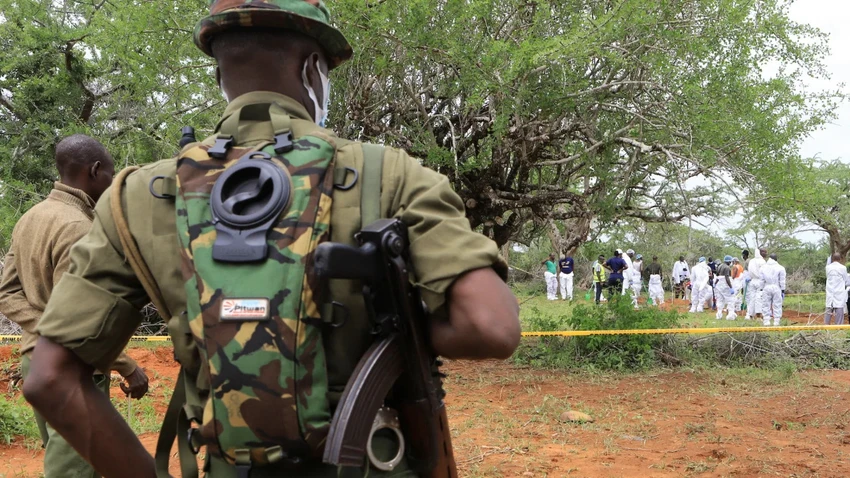 Cảnh sát Kenya tại hiện trường khai quật các ngôi mộ tập thể. Ảnh: REUTERS Cảnh sát Kenya tại hiện trường khai quật các ngôi mộ tập thể. Ảnh: REUTERS