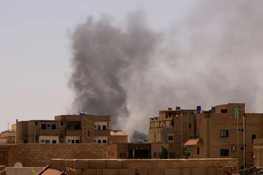 Khói bốc lên từ các tòa nhà trong cuộc đụng độ giữa các lực lượng ở Sudan. Ảnh: REUTERS Khói bốc lên từ các tòa nhà trong cuộc đụng độ giữa các lực lượng ở Sudan. Ảnh: REUTERS