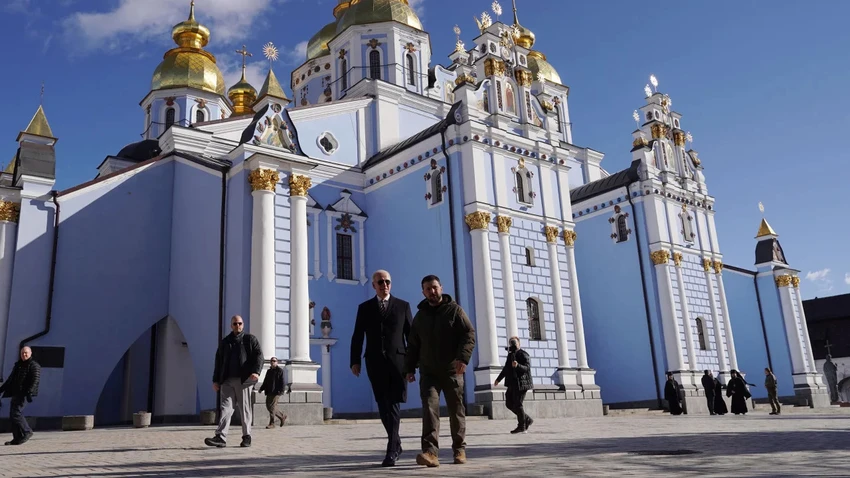 Tổng thống Joe Biden có chuyến thăm bất ngờ tới Ukraine vào ngày 20-2 trước thềm một năm xung đột Nga-Ukraine bùng nổ. Ảnh: AFP Tổng thống Joe Biden có chuyến thăm bất ngờ tới Ukraine vào ngày 20-2 trước thềm một năm xung đột Nga-Ukraine bùng nổ. Ảnh: AFP