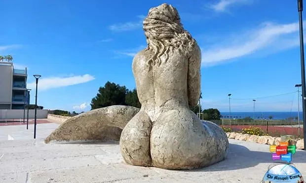 Mặt sau bức tượng nàng tiên cá gây tranh cãi tại một làng chài ở Puglia, miền Nam nước Ý. Ảnh: MONOPOLI TIMES Mặt sau bức tượng nàng tiên cá gây tranh cãi tại một làng chài ở Puglia, miền Nam nước Ý. Ảnh: MONOPOLI TIMES