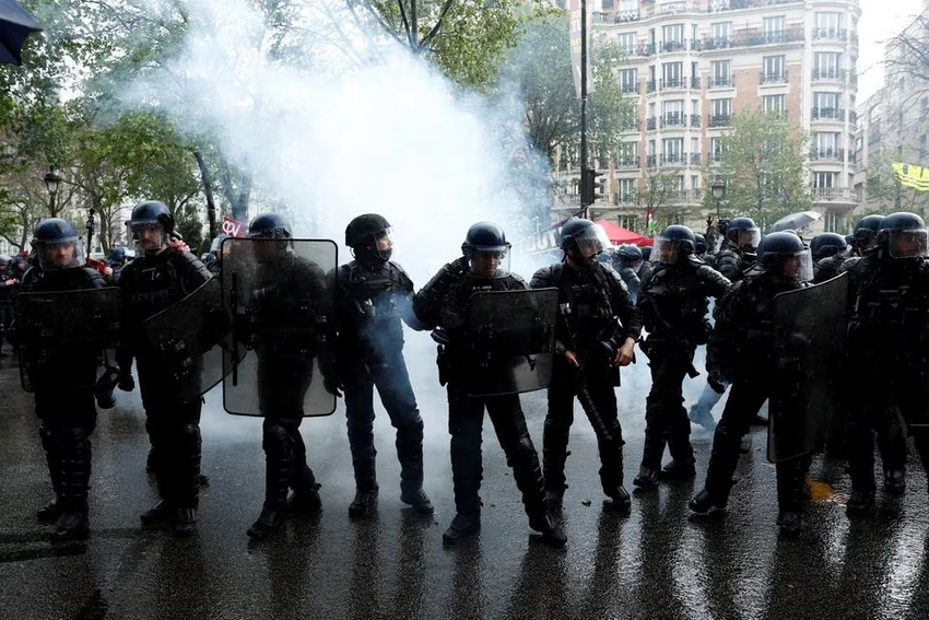 Cảnh sát chống bạo động ứng phó với biểu tình thủ đô Paris (Pháp) ngày 1-5. Ảnh: REUTERS