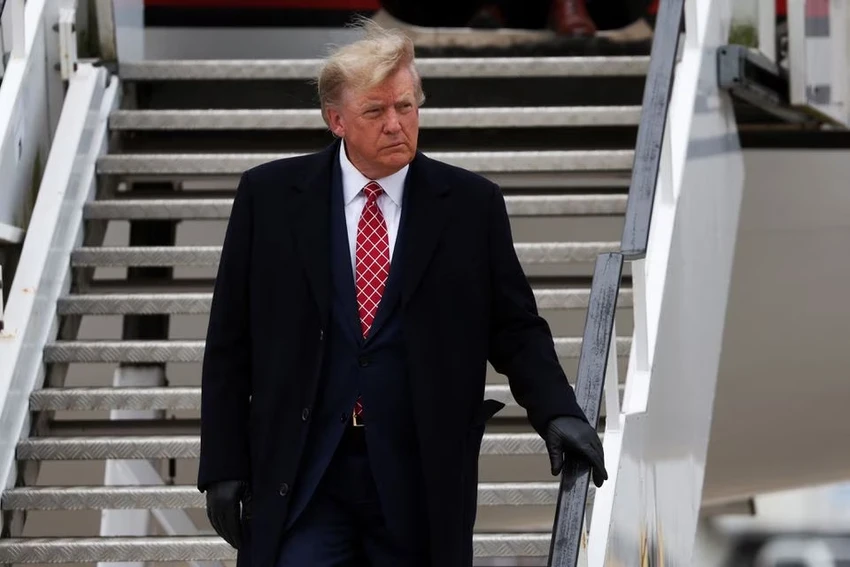 Cựu Tổng thống Mỹ Donald Trump tại Sân bay Quốc tế Aberdeen (Scotland) ngày 1-5. REUTERS Cựu Tổng thống Mỹ Donald Trump tại Sân bay Quốc tế Aberdeen (Scotland) ngày 1-5. REUTERS