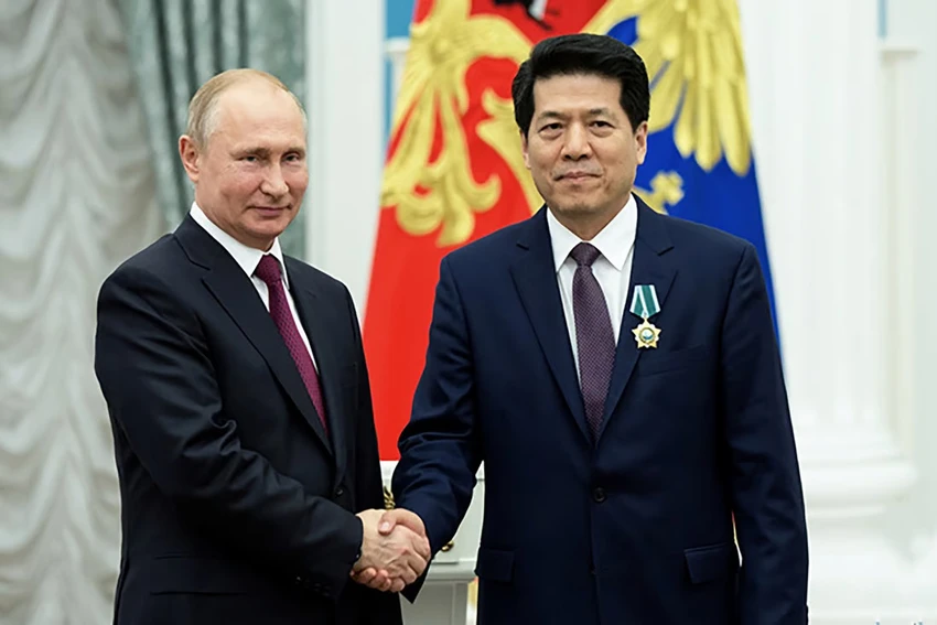 Ông Lý Huy chụp ảnh với Tổng thống Nga Vladimir Putin khi ông còn là đại sứ Trung Quốc tại Nga. Ảnh: TÂN HOA XÃ Ông Lý Huy chụp ảnh với Tổng thống Nga Vladimir Putin khi ông còn là đại sứ Trung Quốc tại Nga. Ảnh: TÂN HOA XÃ