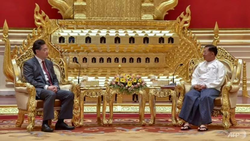 Bộ trưởng Ngoại giao Trung Quốc Tần Cương (trái) gặp người đứng đầu chính quyền quân sự Myanmar - Tướng Min Aung Hlaing tại thủ đô Naypyidaw (Myanmar) ngày 2-5. Ảnh: AFP