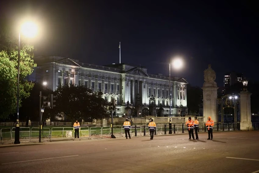 Lực lượng an ninh gác bên ngoài Cung điện Buckingham (London, Anh) sau vụ một người đàn ông ném vật thể lạ vào khuôn viên cung điện ngày 2-5. Ảnh: REUTERS Lực lượng an ninh gác bên ngoài Cung điện Buckingham (London, Anh) sau vụ một người đàn ông ném vật thể lạ vào khuôn viên cung điện ngày 2-5. Ảnh: REUTERS
