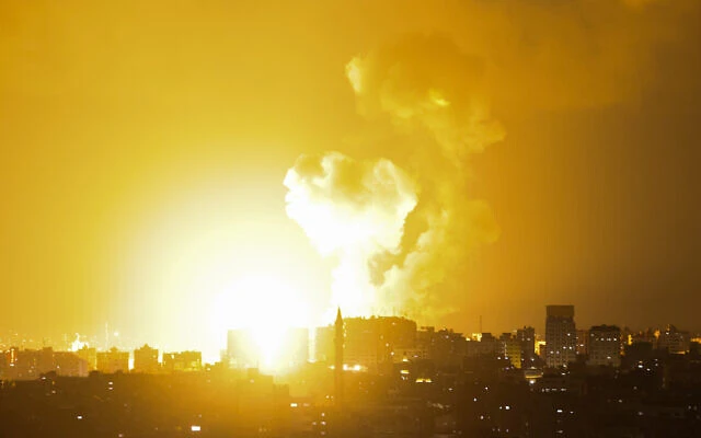 Khói bốc lên trên các tòa nhà ở Dải Gaza sau cuộc không kích của Israel vào ngày 2-5. Ảnh: AFP