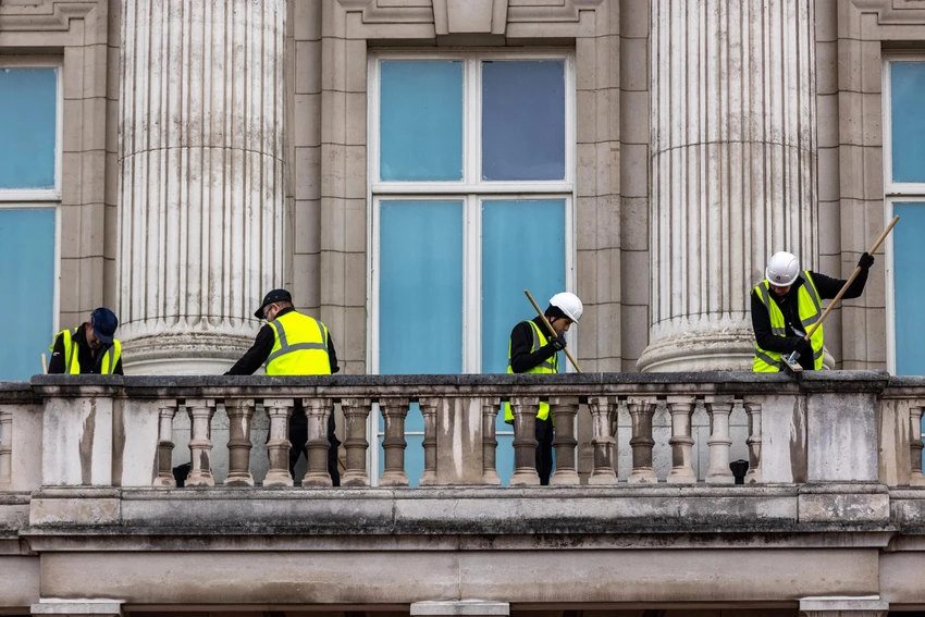 Nhân viên vệ sinh dọn dẹp ban công Cung điện Buckingham trước lễ đăng cơ. Ảnh: TIME Nhân viên vệ sinh dọn dẹp ban công Cung điện Buckingham trước lễ đăng cơ. Ảnh: TIME