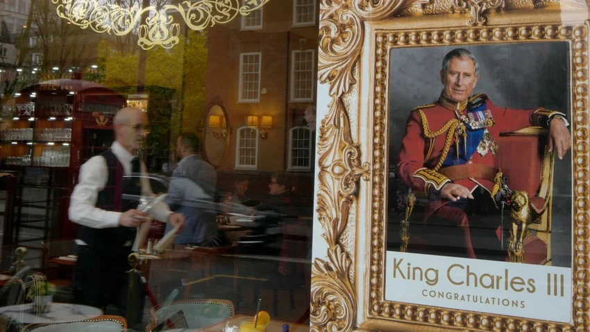 Một quán cà phê ở London treo tấm áp phích chào mừng Lễ đăng cơ của Vua Charles III. Ảnh: CNN Một quán cà phê ở London treo tấm áp phích chào mừng Lễ đăng cơ của Vua Charles III. Ảnh: CNN