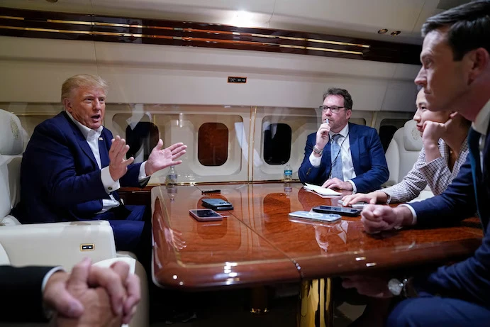 Cựu Tổng thống Mỹ Donald Trump trả lời các phóng viên trong cuộc phỏng vấn trên máy bay hôm 25-3 . Ảnh: AP Cựu Tổng thống Mỹ Donald Trump trả lời các phóng viên trong cuộc phỏng vấn trên máy bay hôm 25-3 . Ảnh: AP