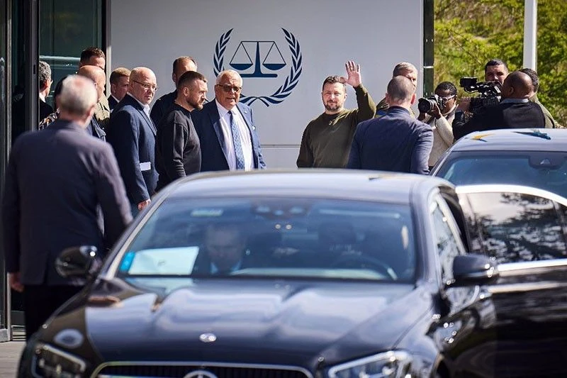 Tổng thống Ukraine Volodymyr Zelensky thăm Tòa án Hình sự Quốc tế (ICC) ở TP The Hague (Hà Lan) ngày 4-5 trong chuyến thăm đầu tiên của ông tới Hà Lan. Ảnh: AFP Tổng thống Ukraine Volodymyr Zelensky thăm Tòa án Hình sự Quốc tế (ICC) ở TP The Hague (Hà Lan) ngày 4-5 trong chuyến thăm đầu tiên của ông tới Hà Lan. Ảnh: AFP