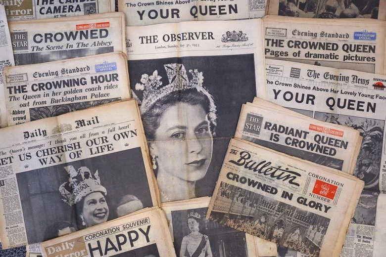 Trang nhất các báo đưa tin về lễ đăng quang của Nữ hoàng Elizabeth II. Ảnh: REUTERS Trang nhất các báo đưa tin về lễ đăng quang của Nữ hoàng Elizabeth II. Ảnh: REUTERS