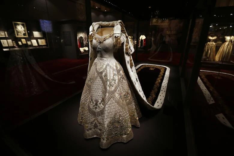 Lễ phục đăng quang và áo choàng của Nữ hoàng Elizabeth II. Ảnh: REUTERS Lễ phục đăng quang và áo choàng của Nữ hoàng Elizabeth II. Ảnh: REUTERS