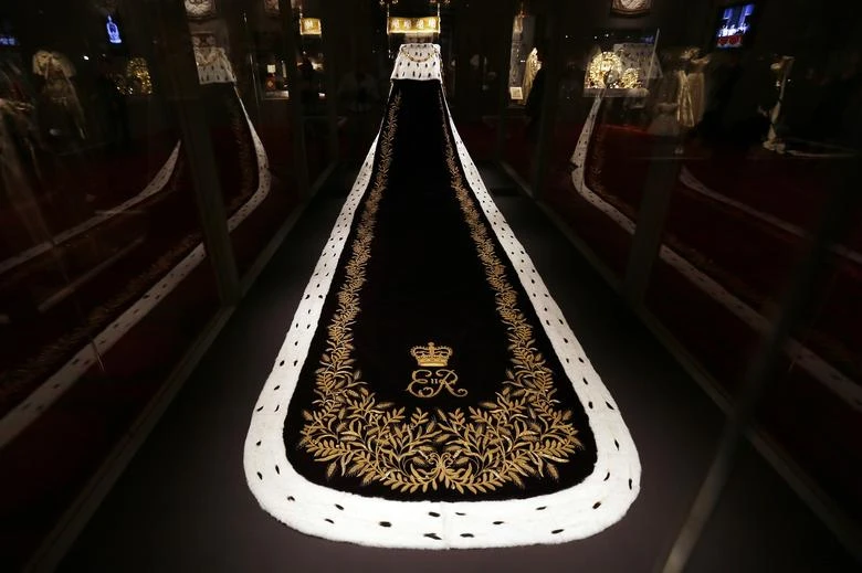 Áo choàng đăng quang của Nữ hoàng Elizabeth II. Ảnh: REUTERS Áo choàng đăng quang của Nữ hoàng Elizabeth II. Ảnh: REUTERS