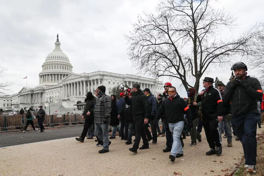 Các thành viên của nhóm Proud Boys tuần hành đến Điện Capitol, thủ đô Washington (Mỹ) hôm 6-2-2021. Ảnh: REUTERS Các thành viên của nhóm Proud Boys tuần hành đến Điện Capitol, thủ đô Washington (Mỹ) hôm 6-2-2021. Ảnh: REUTERS