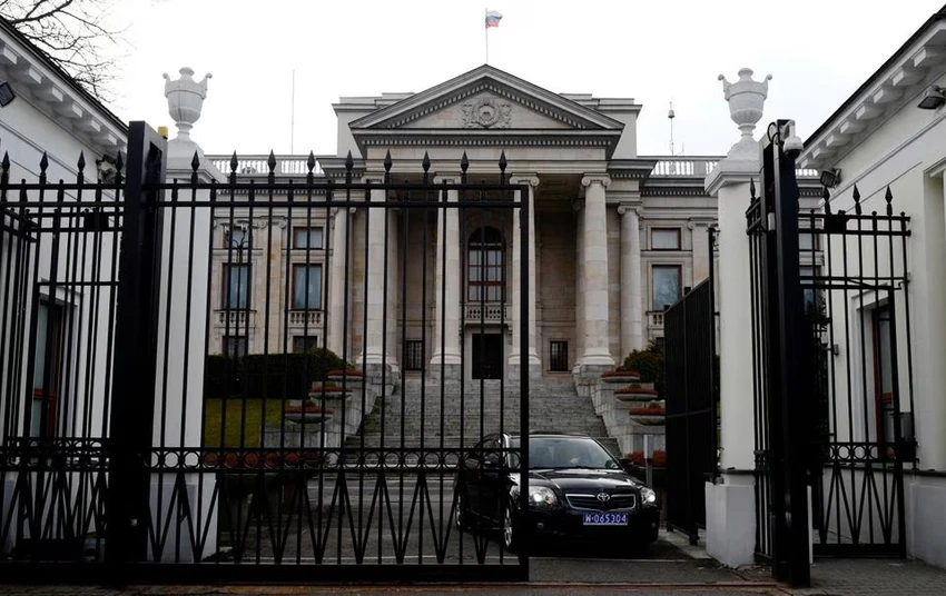 Tòa nhà đại sứ quán Nga ở thủ đô Warsaw (Ba Lan). Ảnh: REUTERS Tòa nhà đại sứ quán Nga ở thủ đô Warsaw (Ba Lan). Ảnh: REUTERS