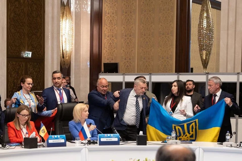 Các thành viên của phái đoàn Ukraine kéo cờ Ukraine bên cạnh bà Olga Timofeyeva - quyền trưởng phái đoàn Nga để làm gián đoạn bài phát biểu của bà trong cuộc họp của Hội đồng Nghị viện về Hợp tác Kinh tế Biển Đen (PABSEC) ở thủ đô Ankara (Thổ Nhĩ Kỳ) ngày 4-5. Ảnh: REUTERS